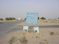 De weg naar Irak - op de weg terug; bord van de Verenigde Naties