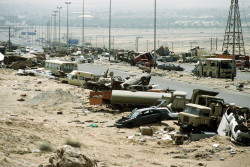 Kuwait stad - weg naar Irak; foto vlak na de eerste golfoorlog genomen van de puinhopen langs de weg van het verslagen Irakese leger