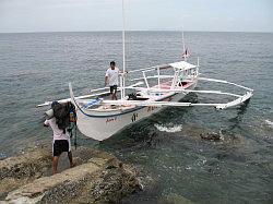 Anilao - Eagle Point beach resort; boot laden voor de duik