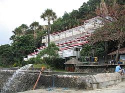 Anilao - Eagle Point beach resort; duikschool met naastgelegen resorthotel