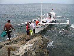 Anilao - Eagle Point beach resort; boot laden voor de duik