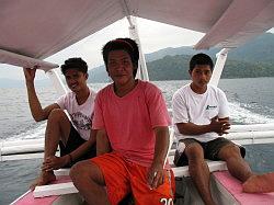 Anilao - Eagle Point beach resort; met de boot naar de duikstek - de bemanning