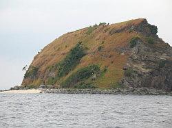 Anilao - Eagle Point beach resort; met de boot naar de duikstek - eiland hoort bij het resort