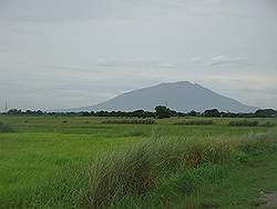 Mount Arayat - een vulkaan in het verder platte landschap