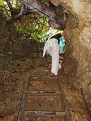 Biak na Bato - grot; uitgang met een ladder