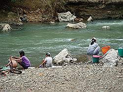 Biak na Bato - kleding wassen aan de rivier