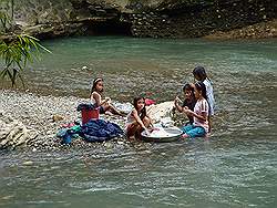 Biak na Bato - kleding wassen aan de rivier