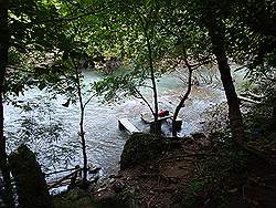 Biak na Bato - picknickbankjes in de rivier