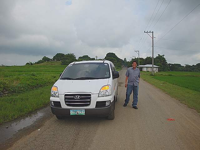Biak na Bato - de chauffeur Norman met zijn busje; staat altijd garant voor een veilige rit