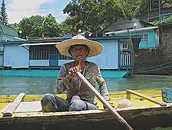 Pagsanjan - hoedenverkoopster in haar boot