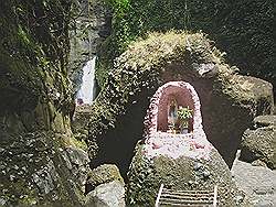 Pagsanjan - Mariabeeldje met daarachter de grote waterval
