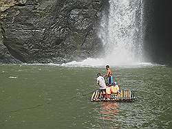 Pagsanjan - de grootste waterval; dichterbij komen kan met een bamboevlot