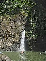 Pagsanjan - de grootste waterval; dichterbij komen kan met een bamboevlot