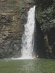 Pagsanjan - de grootste waterval; dichterbij komen kan met een bamboevlot