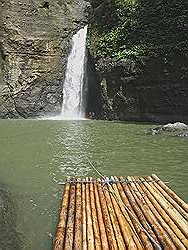 Pagsanjan - de grootste waterval; dichterbij komen kan met een bamboevlot