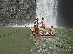 Pagsanjan - de grootste waterval; dichterbij komen kan met een bamboevlot