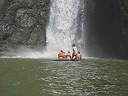 Pagsanjan - de grootste waterval; dichterbij komen kan met een bamboevlot