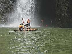 Pagsanjan - de grootste waterval; dichterbij komen kan met een bamboevlot