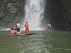 Pagsanjan - de grootste waterval; dichterbij komen kan met een bamboevlot