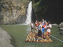 Pagsanjan - de grootste waterval; dichterbij komen kan met een bamboevlot - een ietwat natte ervaring