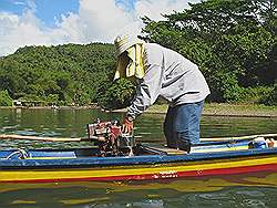 Pagsanjan - motorboot; de motor wordt gestart