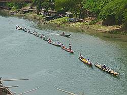 Pagsanjan rivier - kano's worden voortgetrokken door gemotoriseerd bootje