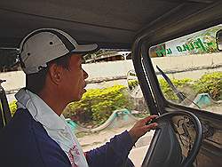 Mount Pinatubo - met de Jeep naar het begin van het looppad; de chauffeur