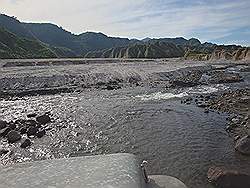 Mount Pinatubo - met de Jeep naar het begin van het looppad; af en toe door het water rijden