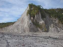 Mount Pinatubo - met de Jeep naar het begin van het looppad; aan de zijkant bergen as