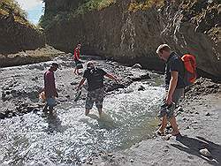 Mount Pinatubo - het pad is slecht onderhouden, waardoor zo af en toe de schoenen uitmoeten om ze droog te houden