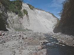 Mount Pinatubo - verstuiving van as door de harde wind