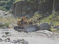 Mount Pinatubo - de buldozer maakt de weg wat langer