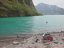 Mount Pinatubo - het kratermeer; even zwemmen