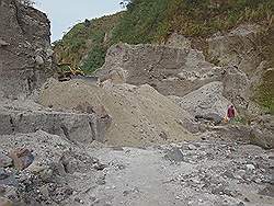 Mount Pinatubo - op de terugweg; de buldozer rukt steeds verder op, zonde van het landschap