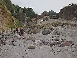 Mount Pinatubo - op de terugweg; de buldozer rukt steeds verder op, zonde van het landschap