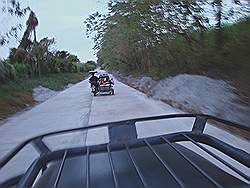 Mount Pinatubo - terug in het dorp begeeft de koppeling van de Jeep het; dan maar verder met een brommer met zijspan