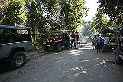 Mount Pinatubo - de Jeep die ons naar de voet van de berg brengt; even wachten