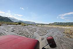 Mount Pinatubo - met de Jeep naar de voet van de berg; door het water en de modder
