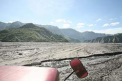 Mount Pinatubo - met de Jeep naar de voet van de berg; door het water en de modder