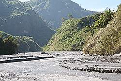 Mount Pinatubo - met de Jeep naar de voet van de berg; door het water en de modder