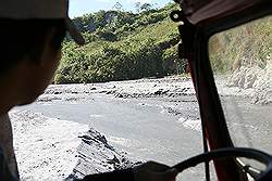 Mount Pinatubo - met de Jeep naar de voet van de berg; diep door het water