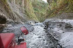 Mount Pinatubo - met de Jeep naar de voet van de berg; door een riviertje