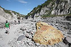 Mount Pinatubo - te voet naar de krater; gekleurde steen (zwavel)