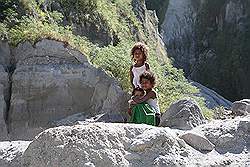 Mount Pinatubo - rieten huisje langs de kant; er wonen zelfs kinderen