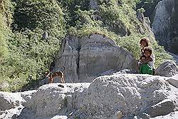 Mount Pinatubo - rieten huisje langs de kant; er wonen zelfs kinderen