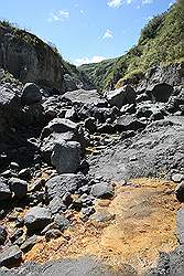 Mount Pinatubo - te voet naar de krater; aparte kleuren in het water