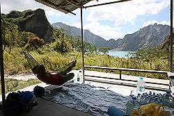 Mount Pinatubo - het kratermeer met op de voorgrond de waterverkoper in zijn hangmat