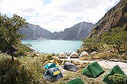 Mount Pinatubo - het kratermeer; tentenkamp om te overnachten