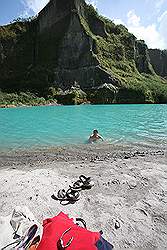 Mount Pinatubo - het kratermeer; even zwemmen