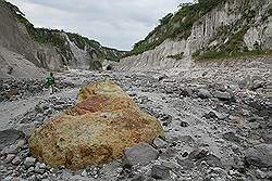 Mount Pinatubo - terugweg; bekende steen van de heenweg